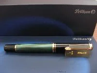 Compared to the model M400 Old Style an additional trim ring on the filling knob, the grip section and a second trim ring on the cap is the differentiator. © DeScribe