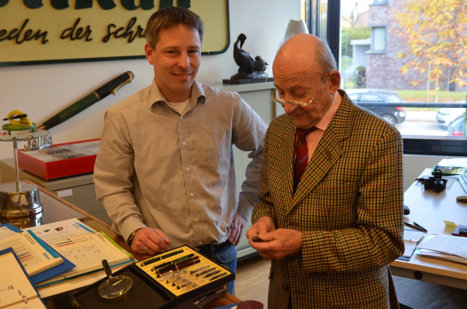 vleft to right: Dominic Rothemel, Jürgen Dittmer - when viewing a Pelikan fountain pen from the year of birth of Jürgen Dittmer left to right: Dominic Rothemel, Jürgen Dittmer - when viewing a Pelikan fountain pen from the year of birth of Jürgen Dittmer